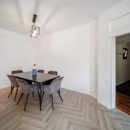 Sea View Centre 3bed * Ларнака