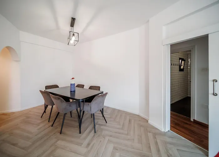 Sea View Centre 3bed * Larnaca