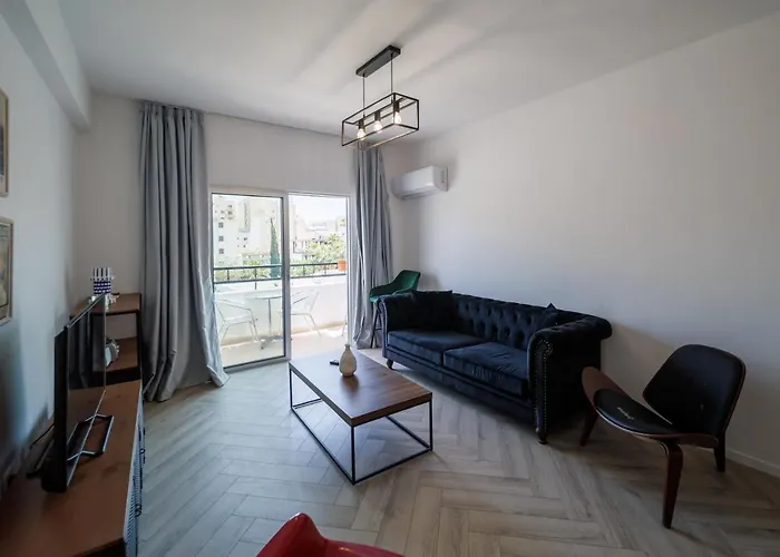 Sea View Centre 3bed Ларнака